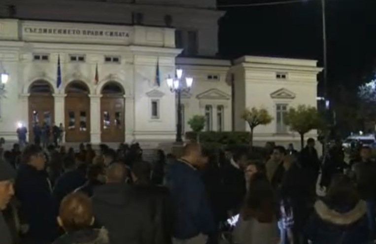 Граждани в София и Варна протестират срещу хартиената бюлетина Протестът